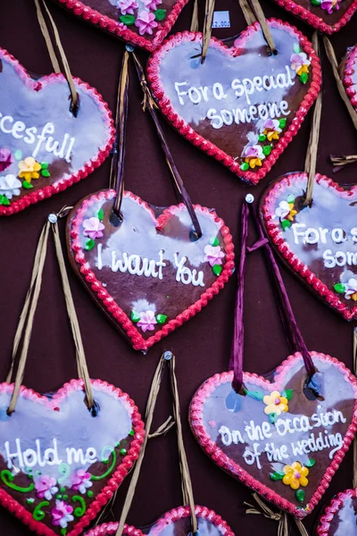 Lebkuchen hängen auf dem Weihnachtsmarkt in Polen — Stockfoto