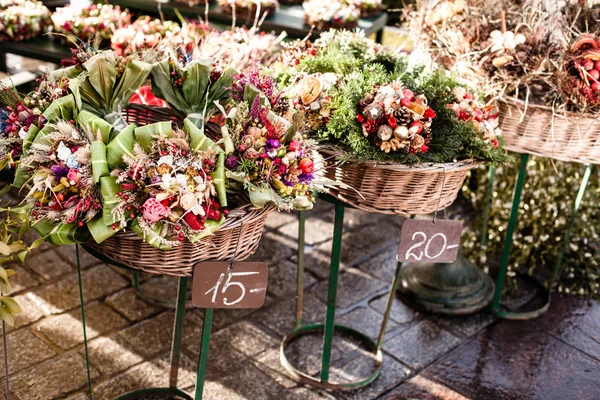 Renkli çiçek çiçekçi bir pazarında — Stok fotoğraf