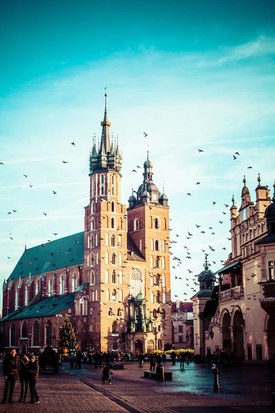 Zobrazit na gotický kostel Panny Marie, slavný orientační bod v Krakově, Polsko. — Stock fotografie