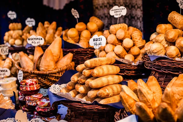 クラクフ、ポーランドの屋外市場で伝統的なポーランドのスモーク チーズ oscypek. — ストック写真