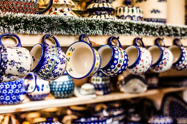 Красочная керамика на польском рынке . — стоковое фото