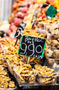 mantar bir stand, boqueria market, Barselona, İspanya.