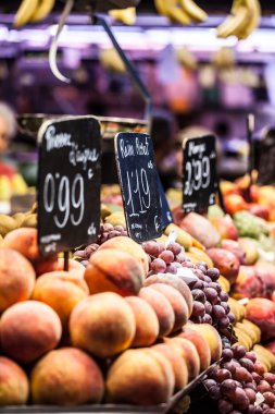 meyve pazarında la boqueria barcelona ünlü pazar yeri