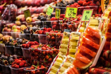 meyve pazarında la boqueria barcelona ünlü pazar yeri