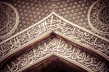 içinde arches üç kubbeli cami lodhi bahçeleri için cemaat Cuma Cuma Camii söyleniyor.