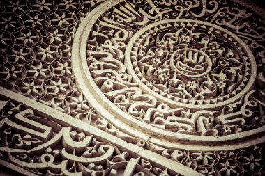 içinde arches üç kubbeli cami lodhi bahçeleri için cemaat Cuma Cuma Camii söyleniyor.