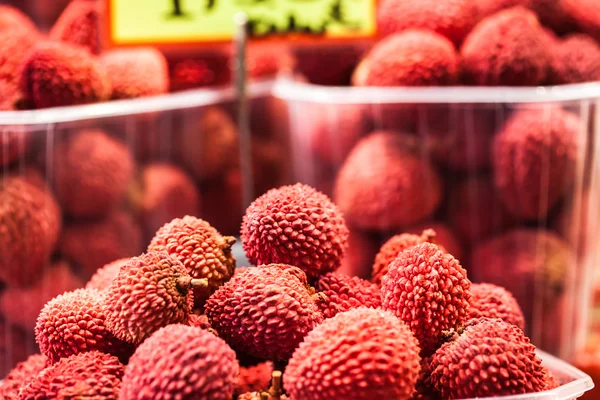Närbild av nyligen producerade gäng mogna och läckra lychee frukter — Stockfoto
