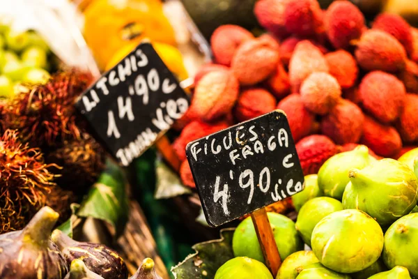 Ovoce na trhu, v la boqueria, barcelona slavné tržiště — Stock fotografie