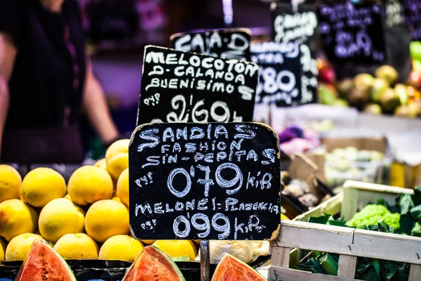 Frukt marknaden la boqueria, Barcelonas berömda marknadsplatsen — Stockfoto