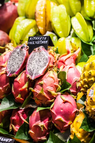 Gran cantidad de frutas de dragón en el mercado tropical —  Fotos de Stock