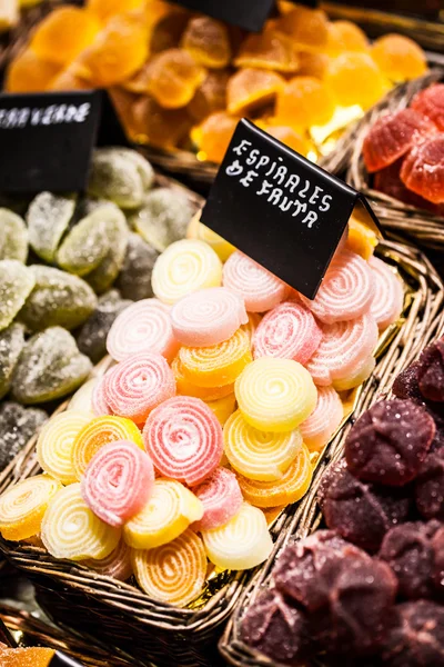 Barraca de mercado cheia de doces no Mercado La Boqueria. Barcelona. Catalunha . — Fotografia de Stock