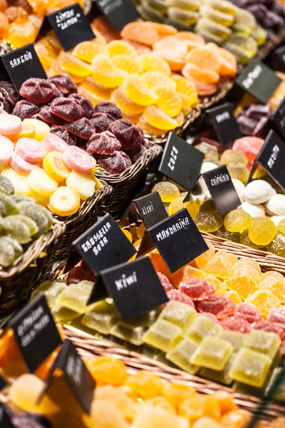 Marknadsstånd fullt av candys i marknaden la boqueria. Barcelona. Katalonien. — Stockfoto