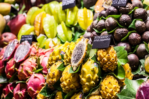 Gran cantidad de frutas de dragón en el mercado tropical —  Fotos de Stock