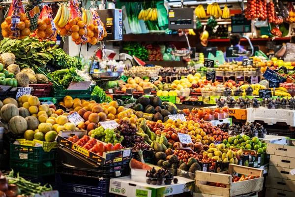 在美梦，巴塞罗那著名市场水果市场 — 图库照片
