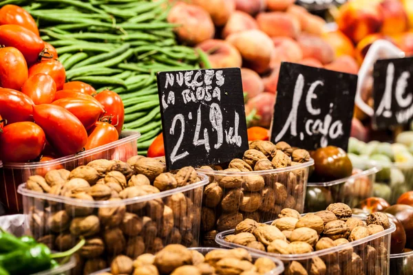 Vlašské ořechy na zemědělce, na trhu ve Španělsku. — Stock fotografie