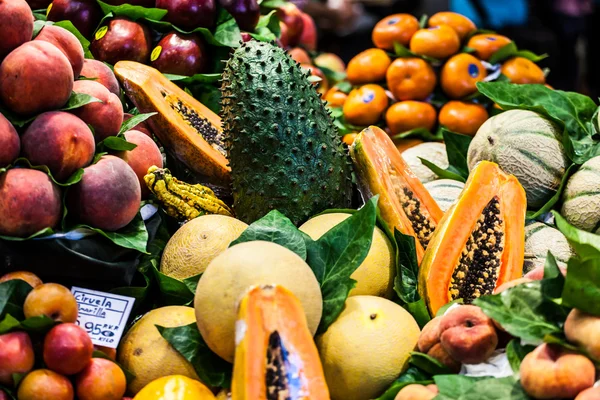 Mercado de frutas, en La Boquería, famoso mercado de Barcelona —  Fotos de Stock