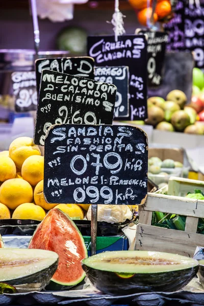 Gyümölcs piac, a La Boqueria, Barcelona híres piac — Stock Fotó