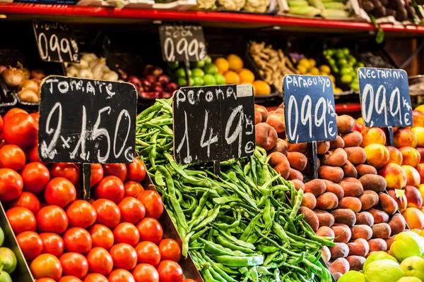 Mercado de frutas, en La Boquería, famoso mercado de Barcelona —  Fotos de Stock