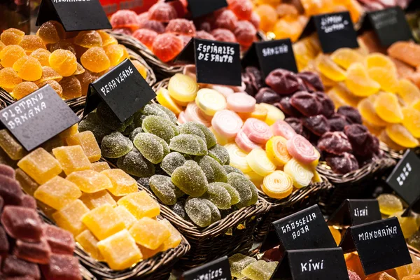 Market stall full of candys in La Boqueria Market. Barcelona. Catalonia. — Stock Photo, Image