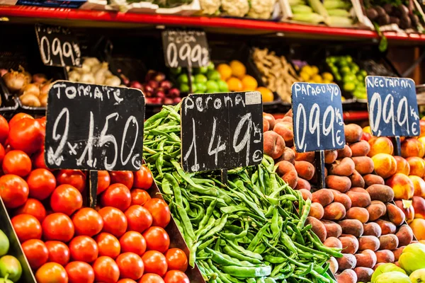 Frukt marknaden la boqueria, Barcelonas berömda marknadsplatsen — Stockfoto