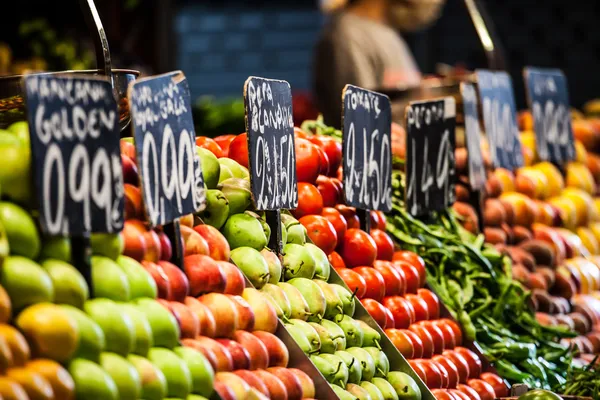 Gyümölcs piac, a La Boqueria, Barcelona híres piac — Stock Fotó