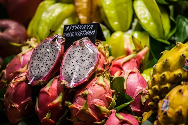 Molti frutti di drago nel mercato tropicale — Foto Stock