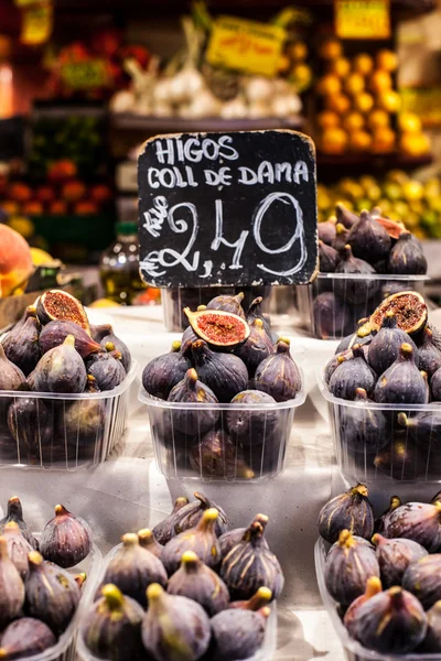 Színes gyümölcs- és füge piaci bódé a boqueria piacon, Barcelona. — Stock Fotó