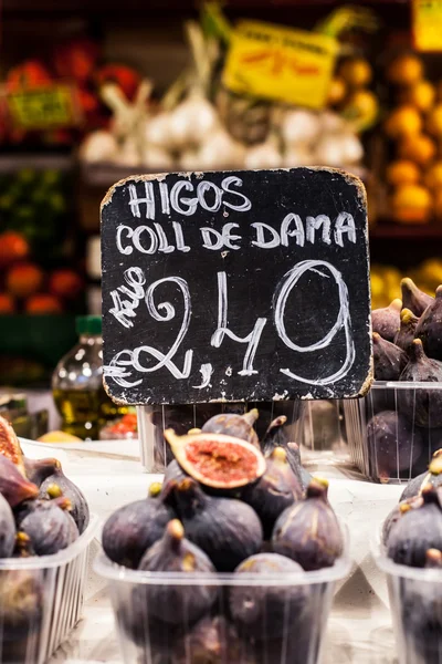 Färgstarka frukt och fikon på marknadsstånd i boqueria-marknaden i barcelona. — Stockfoto