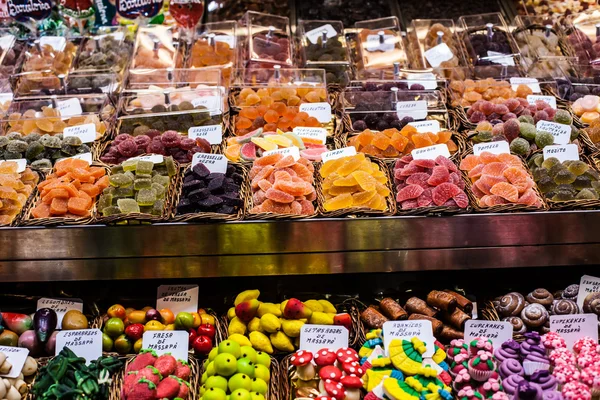 Mercado lleno de candys en el Mercado de La Boquería. Barcelona. Cataluña . — Foto de Stock