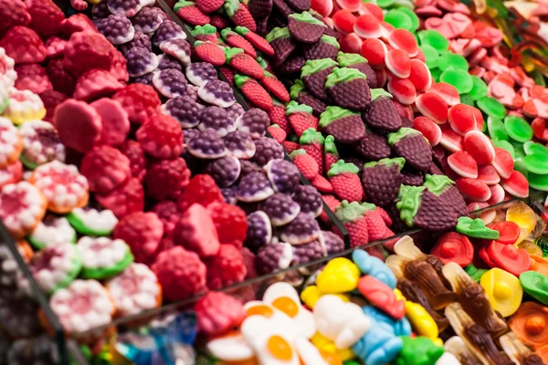 Trh stánek plný candys v trhu la boqueria. Barcelona. Katalánsko. — Stock fotografie