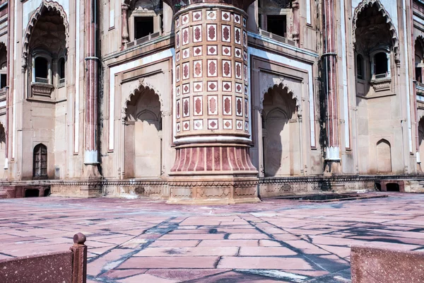 La tumba de Safdarjung es una tumba de jardín en un mausoleo de mármol en Delhi, India —  Fotos de Stock