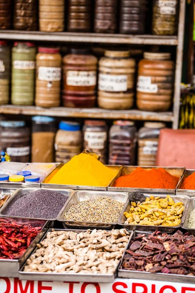 Indiai színes fűszerek a helyi piacon. — Stock Fotó