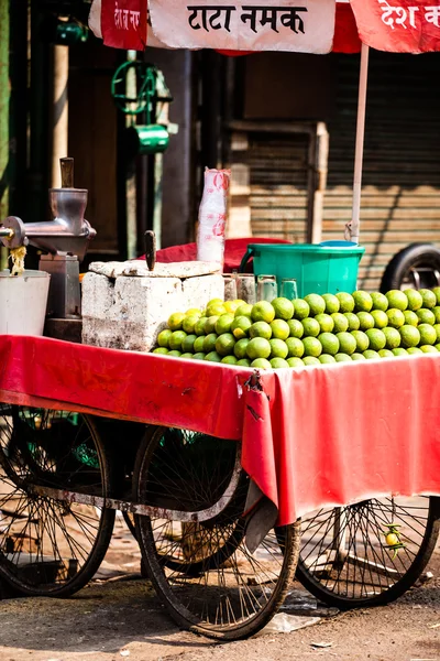 Mercado de granjeros asiáticos vendiendo frutas frescas — Foto de Stock