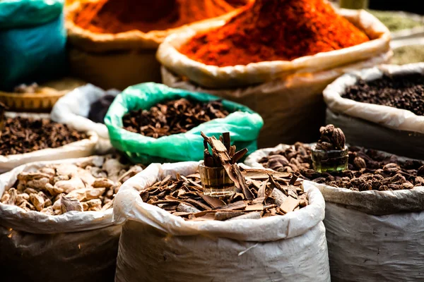 Индийские цветные специи на местном рынке . — стоковое фото