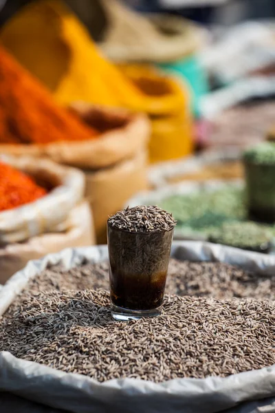 Épices de couleur indienne au marché local. — Photo