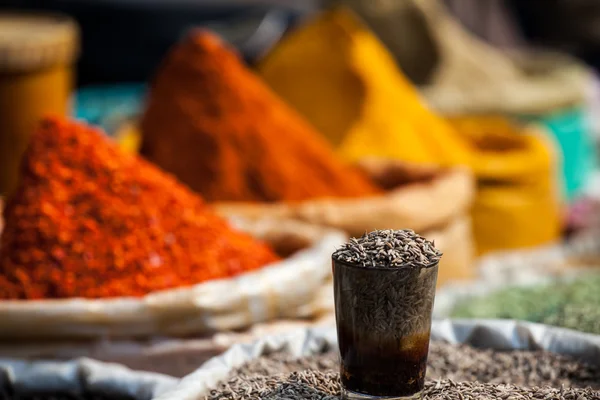 Indisch gefärbte Gewürze auf dem lokalen Markt. — Stockfoto