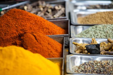 Yerel pazarda Hint baharatları.