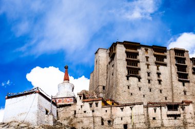 leh ortaçağ şehir içinde başgösteren leh Manastırı