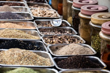 Yerel pazarda Hint baharatları.