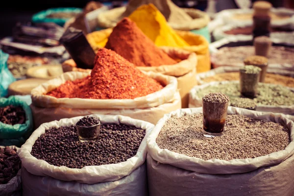 Indyjskie kolorowe przyprawy na lokalnym rynku. — Zdjęcie stockowe