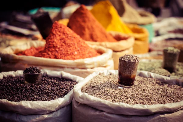 Індійські кольорові спеції на місцевому ринку.. — стокове фото
