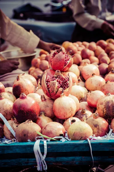 Juicy pomegranate in local market in India — Stock Photo, Image