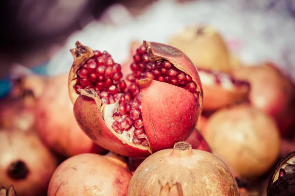 Juicy pomegranate in local market in India — Stock Photo, Image