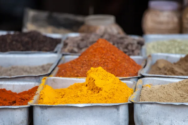Épices de couleur indienne au marché local. — Photo