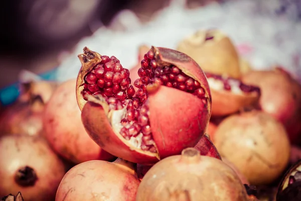 Juicy pomegranate in local market in India — Stock Photo, Image