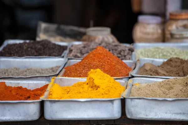 Indiase gekleurde specerijen op de lokale markt. — Stockfoto