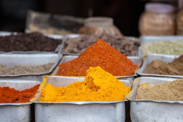 Indiska kryddor på den lokala marknaden. — Stockfoto