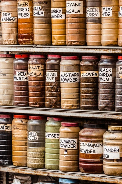 Jar のハーブ、インド スパイス店で粉末. — ストック写真