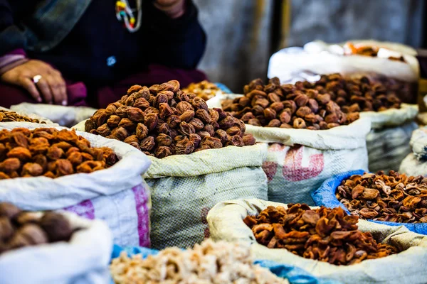 Gedroogde vruchten in lokale leh markt, india. — Stockfoto