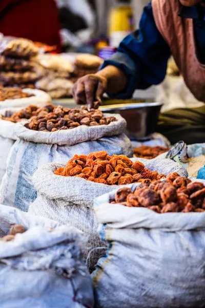 Fruits secs sur le marché local de Leh, Inde . — Photo
